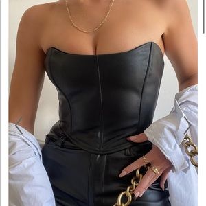 NWT Showpo Lorrin Cropped Corset top. Size 4. Runs on the smaller side.